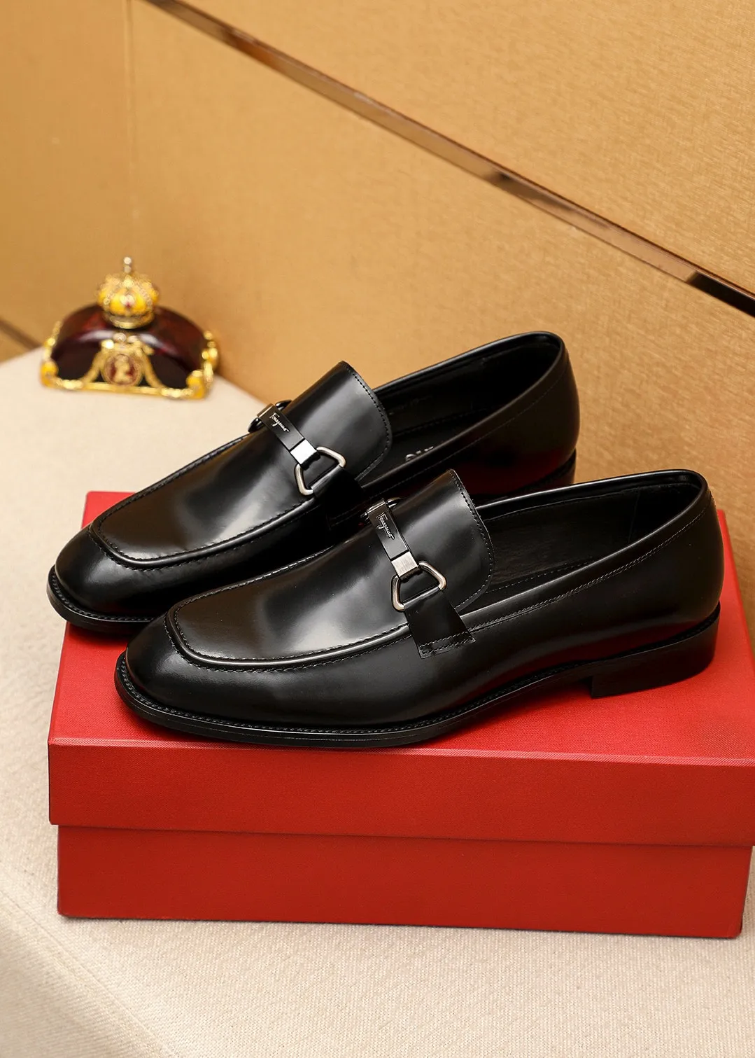 Men's shoes 💰480 💐 Product trademark: Ferragamo "Ferragamo" casual leather shoes Regular size: 38-44 (45.46🉑️customized) Product materials: Selected imported first-layer open-edge beaded cowhide leather upper + luxury hardware buckle, imported water-dyed cowhide leather lining. Strong three-dimensional visual effect, original rubber outsole Color: 3⃣️colors available